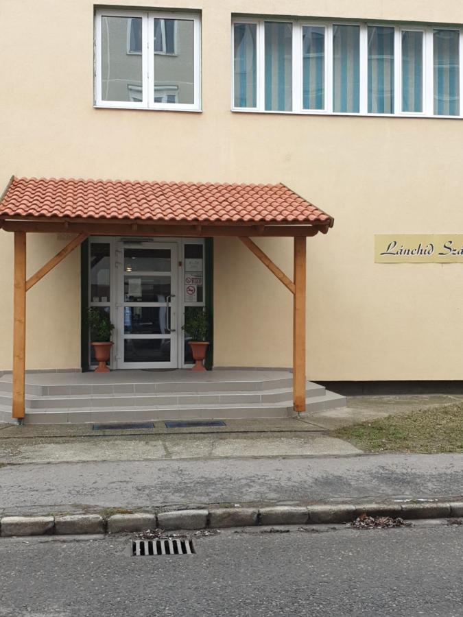 Lanchid Szallo Kecskemét Buitenkant foto